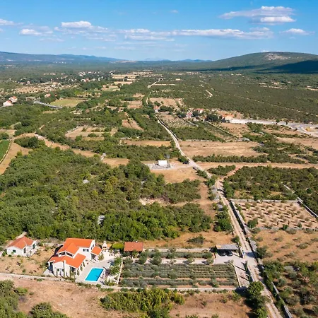 In Drnis With Sauna 펜션 *