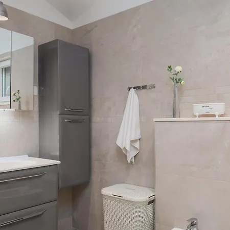 펜션 In Drnis With Sauna *