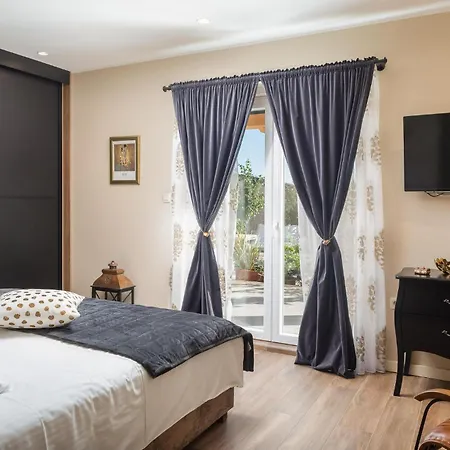 펜션 In Drnis With Sauna Pokrovnik