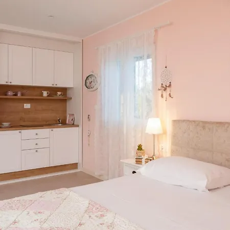 펜션 In Drnis With Sauna *