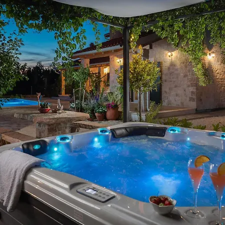 펜션 In Drnis With Sauna