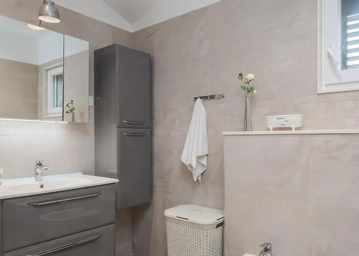 Casa de Férias In Drnis With Sauna *